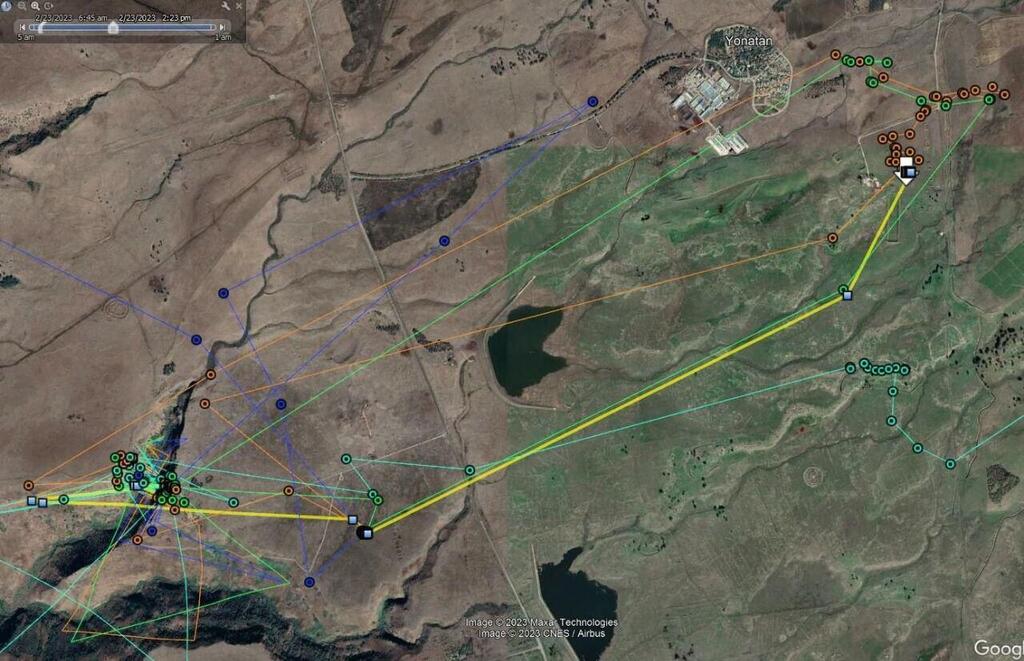 המסלול של J64 ושני חבריו בשמי הגולן. המקום שבו מת הנשר מסומן בחץ לבן