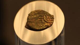 המטבע העתיק של המלך מתתיהו אנטיגונוס השני ועליו המנורה