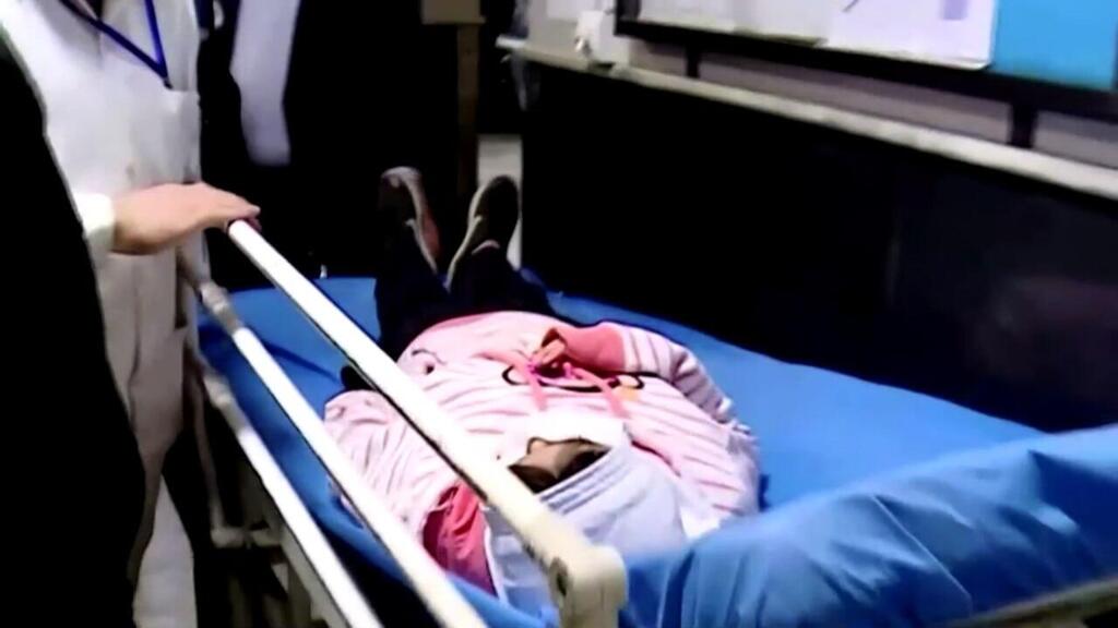 ילדה מאושפזת ב בית חולים באיראן בצל דיווחים על הרעלה הרעלות ב בתי ספר ל בנות