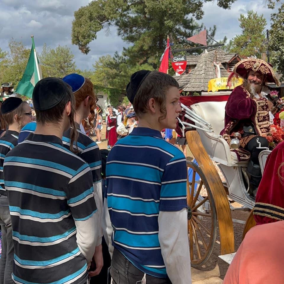 ילדי המשפחה באירוע חסידי ביוסטון