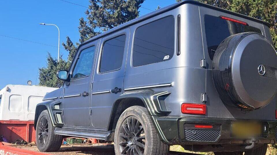 Снятый с дороги бронированный Mercedes ראשי ארגוני הפשיעה ממגנים את רכבי היוקרה שלהם בניגוד לחוק