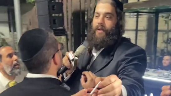 עדלאידע - ישראל פרוש, ראש העיר אלעד, מחלק סיגריות לקטינים במסגרת חגיגות פורים