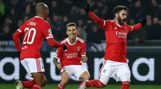 שחקני בנפיקה חוגגים