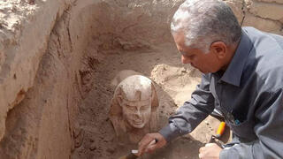 חשיפת הפסל באתר הנמצא כ-450 ק"מ דרומית לקהיר