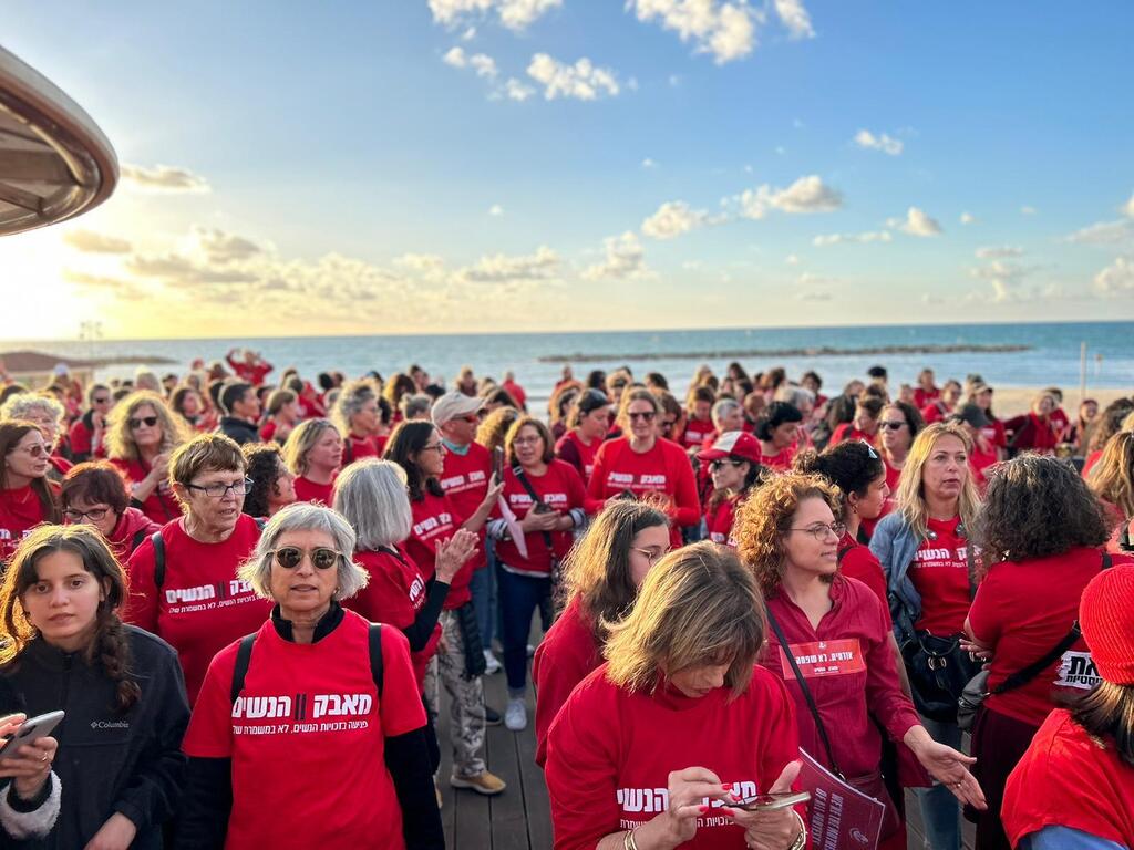 Israeli women clad in red form human chains in protest of judicial overhaul, in Tel Aviv, March 8, 2023 (Photo: Abigail Kantorovich) שרשרת נשים במחאה על המהפכה המשפטית, תל אביב