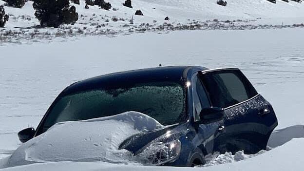 מכוניתו של ג'רי ג'ורט שנתקעה ב שלג באזור מרכז קליפורניה במהלך סופה ארה"ב