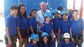 חיים טופול עם הילדים בכפר נהר הירדן
