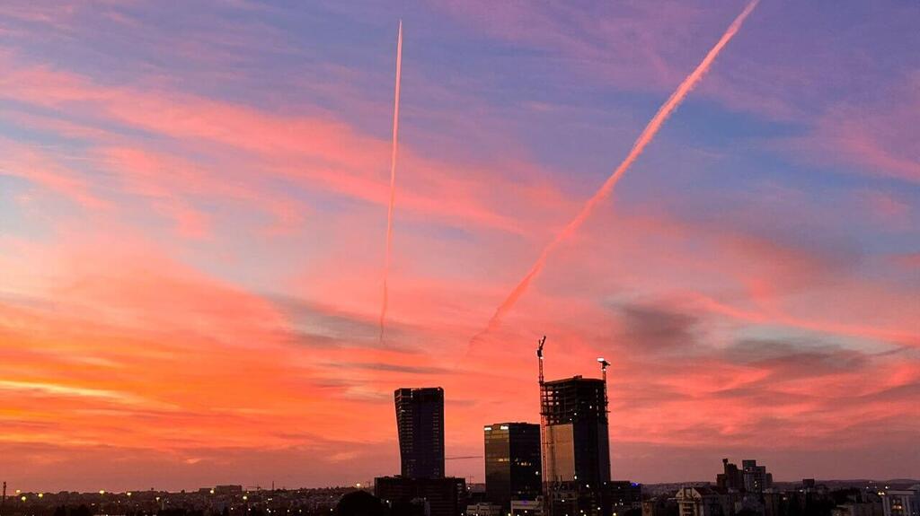 Следы в небе над городом Ход ха-Шарон המטוסים שהשאירו שובל מעל הוד השרון