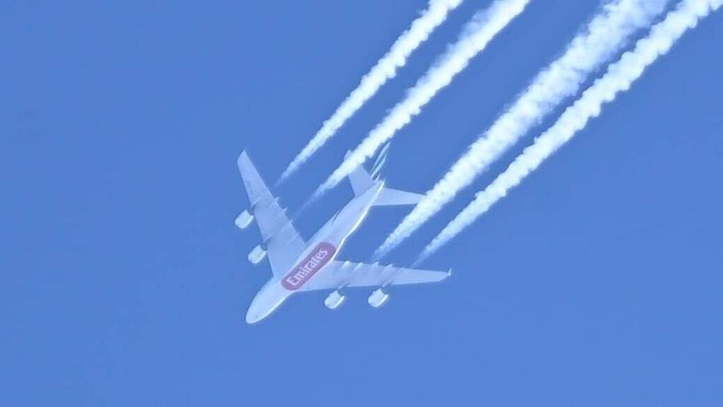 Один из самолетов, оставивший белый след в небе Израиля (Фото: Яир Саги) המטוסים שהשאירו שובל בשמי ישראל