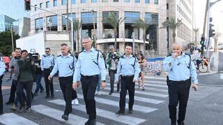 מפקד מחוז תל אביב במשטרה, עמי אשד, מקבל תדרוך לקראת ההפגנה בקפלן