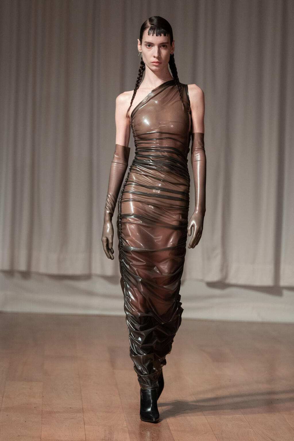 תצוגת סתיו-חורף 2023-24 של אבלאנו בשבוע האופנה בפריז