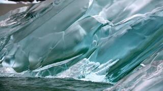 קרח גבישי הוא הצורה הנפוצה של מים קפואים על פני כדור הארץ, אך קרח במצב אמורפי מעניין במיוחד משום שהוא נפוץ דווקא מחוץ לכדור הארץ