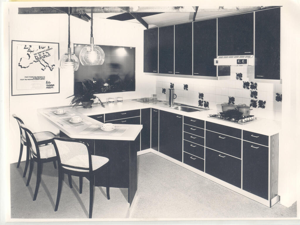 מטבח בצורת "ר" עם הפנים לסלון – שנות ה60, רגבה