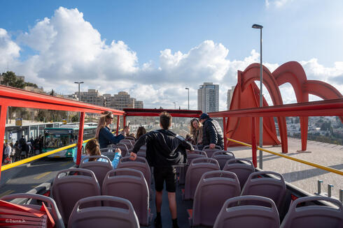 2-этажный красный туристический автобус 