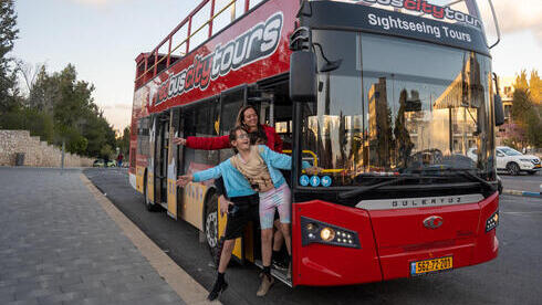 2-этажный красный туристический автобус 