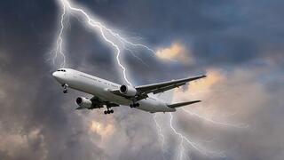 מטוס בסערת ברקים