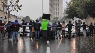 פעילים נגד ההפיכה המשטרית חוסמים את הכביש המוביל לכניסה למשרדי הממשלה