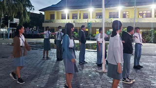 אינדונזיה בעיר קופאנג מתחילים ללמוד בחמש וחצי בבוקר
