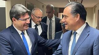 אקוניס בפגישתו עם אדוניס יורידיס, שר הפיתוח וההשקעות של יוון