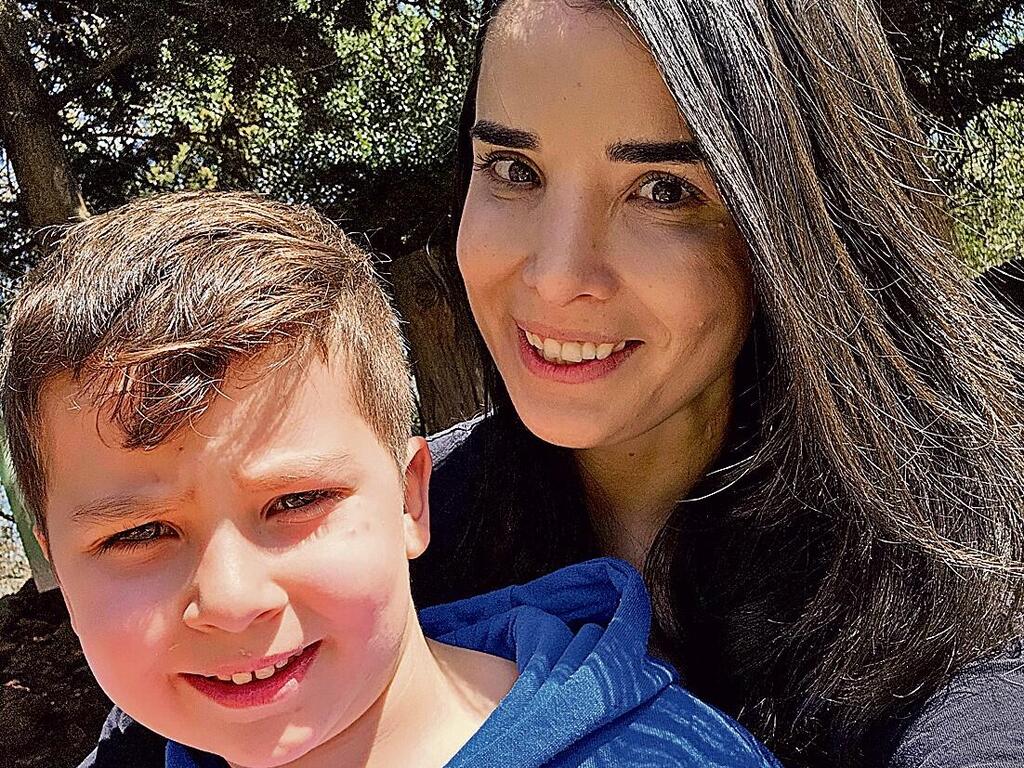 שירה איסקוב עם הבן ליאון