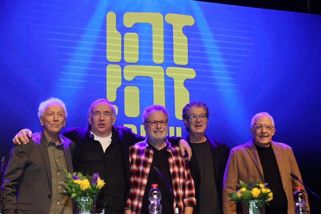 חברי "זהו זה!" (מימין לשמאל: גידי דוב, אבי קושניר, שלמה בראבא, דוב'לה גליקמן, מוני מושונוב)