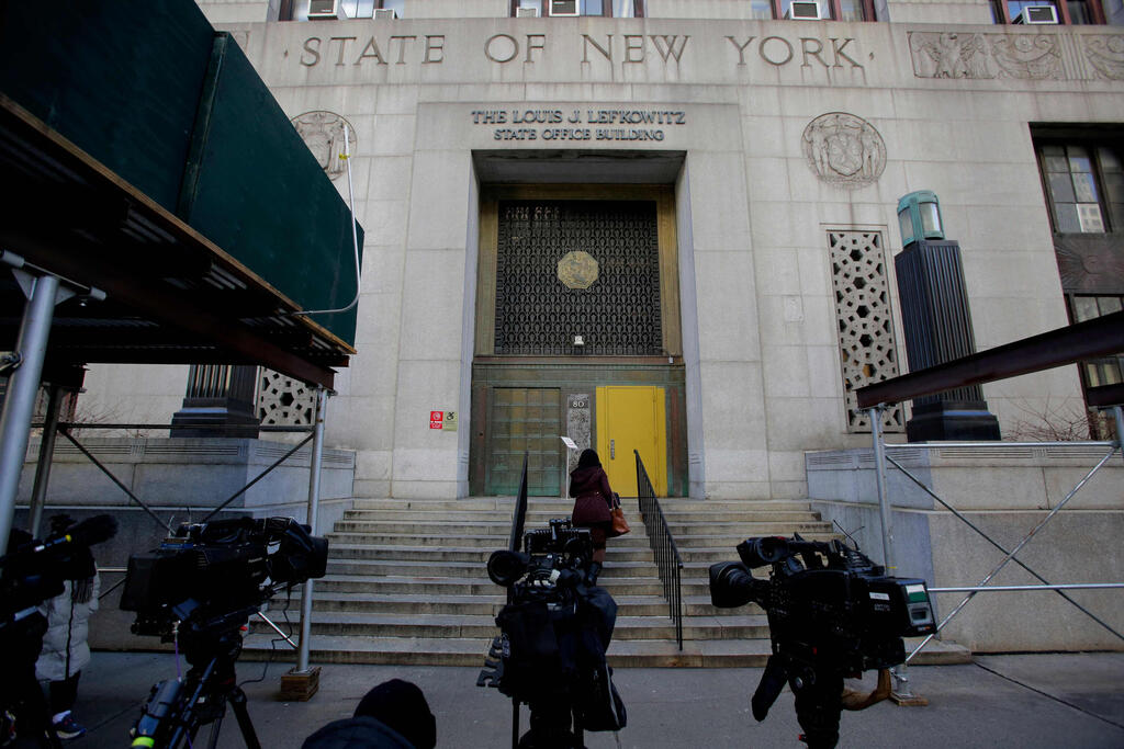 ארה"ב ניו יורק מציבים גדרות ליד בית המשפט הפלילי ב מנהטן לקראת אפשרות מעצר של דונלד טראמפ כתב אישום פרשת סטורמי דניאלס