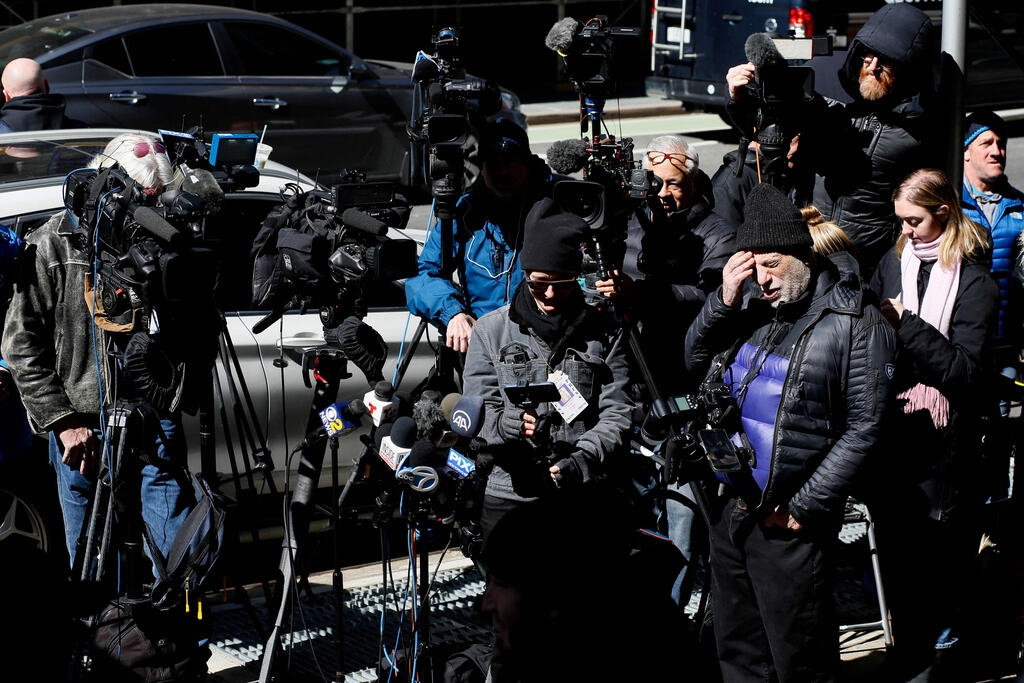 ארה"ב ניו יורק עיתונאים ממתינים ליד לשכת התובע המחוזי ב מנהטן לקראת האפשרות של כתב אישום נגד דונלד טראמפ פרשת סטורמי דניאלס