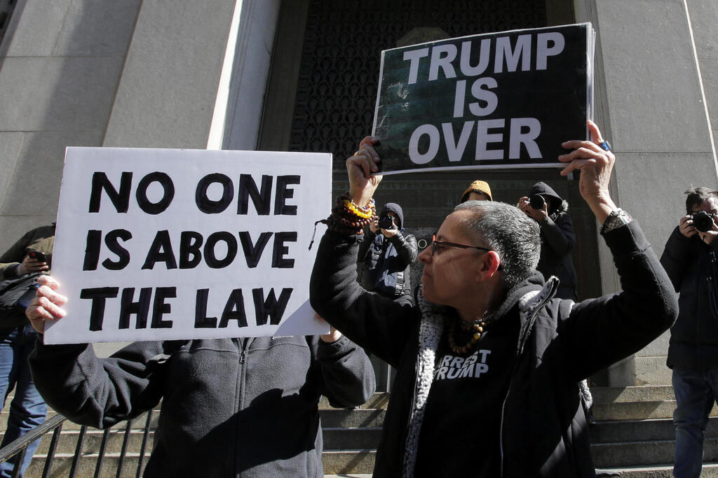 ארה"ב ניו יורק מתנגדי דונלד טראמפ מפגינים מול לשכת התובע המחוזי ב מנהטן לקראת הגשת כתב אישום פרשת סטורמי דניאלס