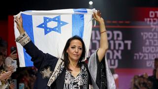 ליהיא לפיד בשמלת "מסעות" שעיצבו 12 מעצבים בערב הפתיחה של שבוע האופנה קורנית תל אביב 2023
