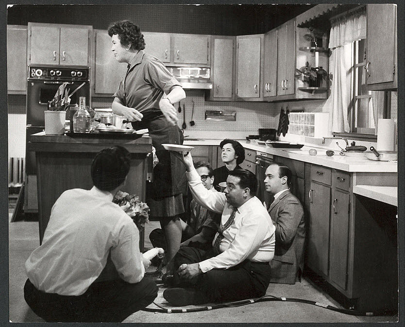 אי במטבח בשנות ה-60. תכנית בישול ב-Julia Childs’ The French Chef premiered in 1963