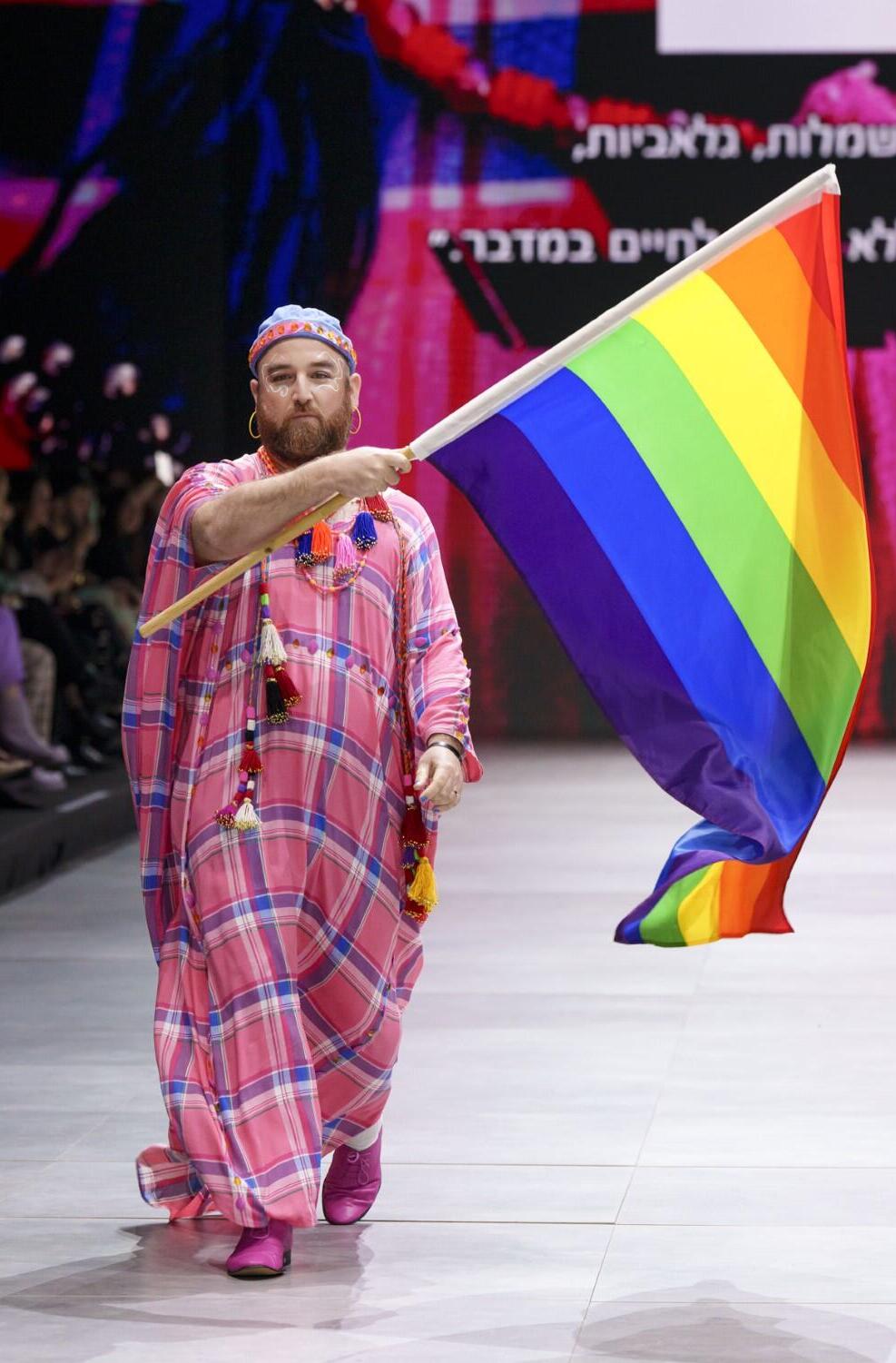 יואב מאיר בשמלה בעיצובו בתצוגת "יום ההשראה" בשבוע האופנה קורנית תל אביב 2023