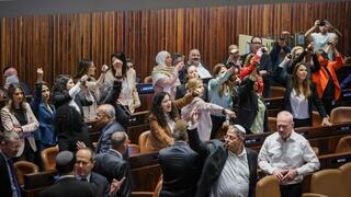 ח"כיות מהאופוזיציה עם האזיקים האלקטרוניים לאחר הפלת החוק