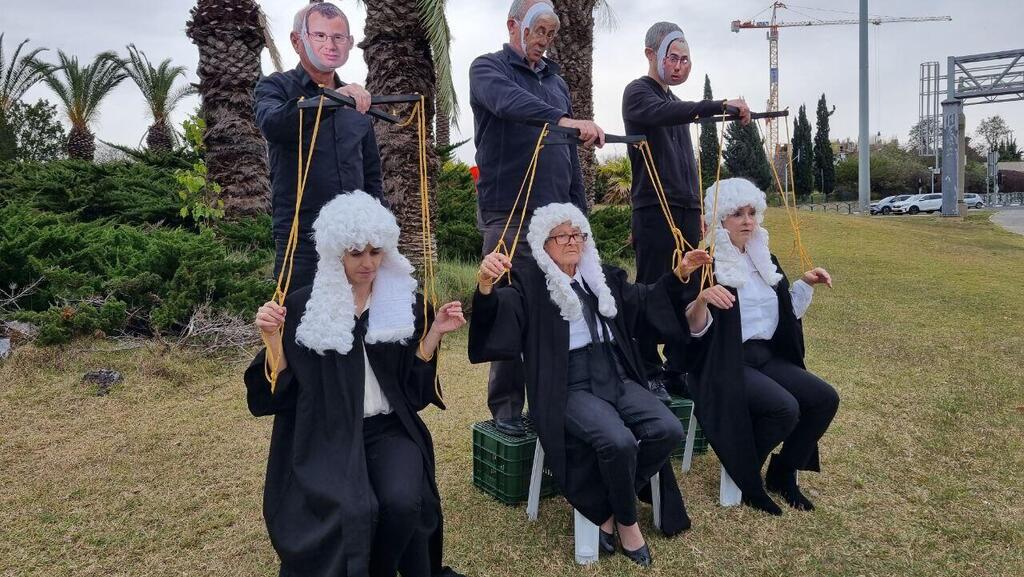 בנימין נתניהו, יריב לוין ושמחה רוטמן מפעילים שופטים כבובות על חוט - מחאה בכפר הירוק