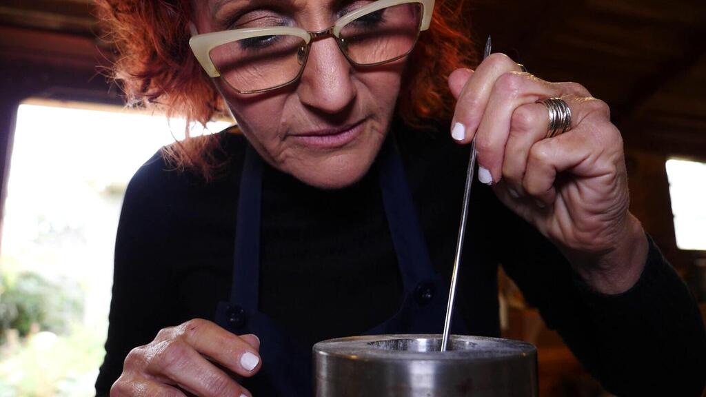 ליה ברוס יוצרת חפצים ממלח בישול