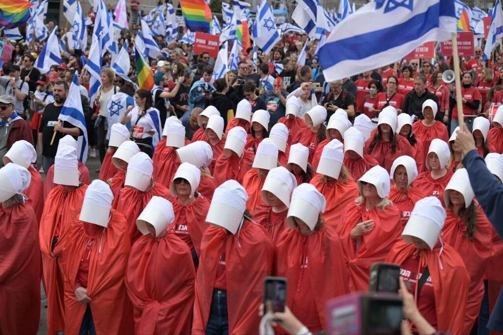 מיצג "סיפורה של שפחה" של "בונות אלטרנטיבה" בקפלן, תל אביב (צילום: אור פרבוזניק) מאבק על זכויות הנשים ביום השיתוק - מיצג "סיפורה של שפחה" של בונות אלטרנטיבה