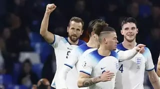 שחקני נבחרת אנגליה חוגגים עם הארי קיין