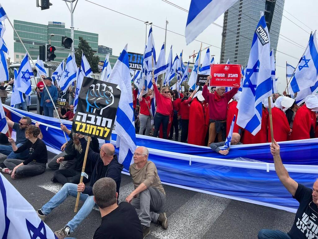 מפגינים בצומת רעננה (צילום: איתן גליקמן) ״לא ניתן להפוך את המדינה לדיקטטורה" - הפגנות בצומת רעננה
