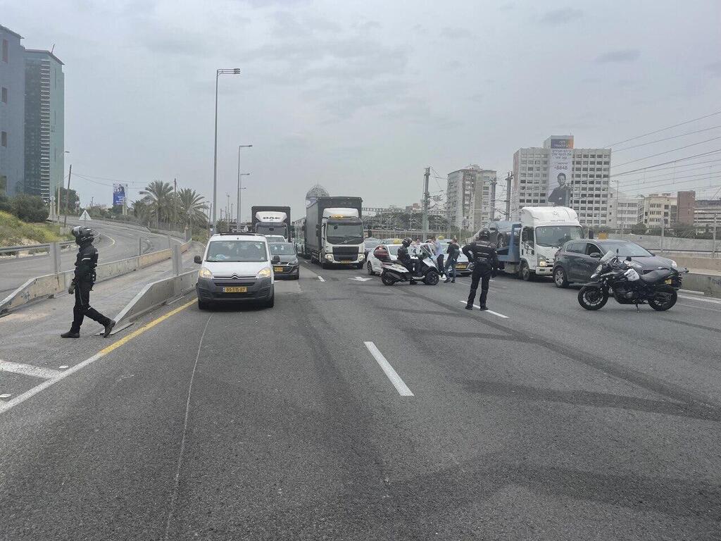 יום השיתוק - הפגנות באיילון, מחלף ההלכה נחסם לתנועה