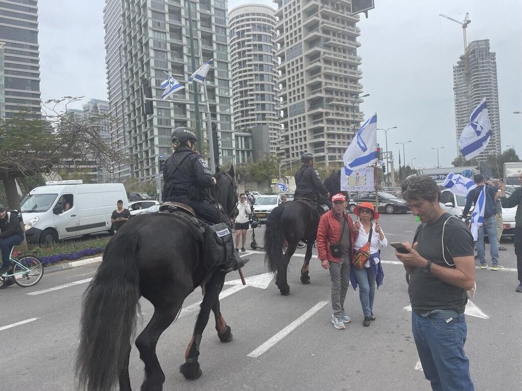 יום השיתוק - הפגנות באיילון, מחלף ההלכה נחסם לתנועה