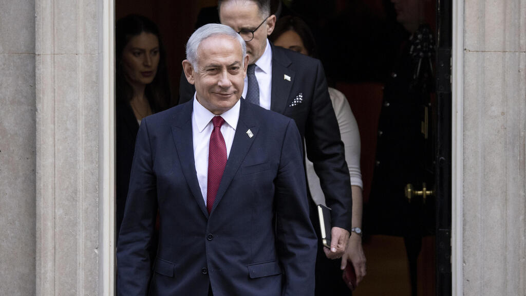 ראש הממשלה בנימין נתניהו יוצא ממפגש עם ראש ממשלת בריטניה ב דאונינג 10 