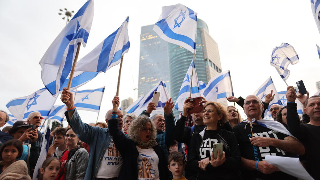 Участники акции протеста против реформы, Тель-Авив (Фото: Таль Шахар) הפגנה נגד המהפכה המשפטית, קפלן, תל אביב