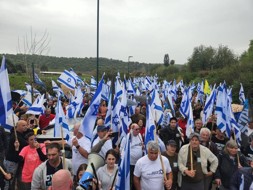 צעדה מול הבית של יואב גלנט בעמיקם לאור עקיבא במחאה על המהפכה המשפטית