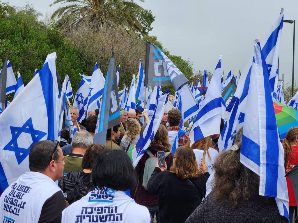 צעדה מול הבית של יואב גלנט בעמיקם לאור עקיבא במחאה על המהפכה המשפטית