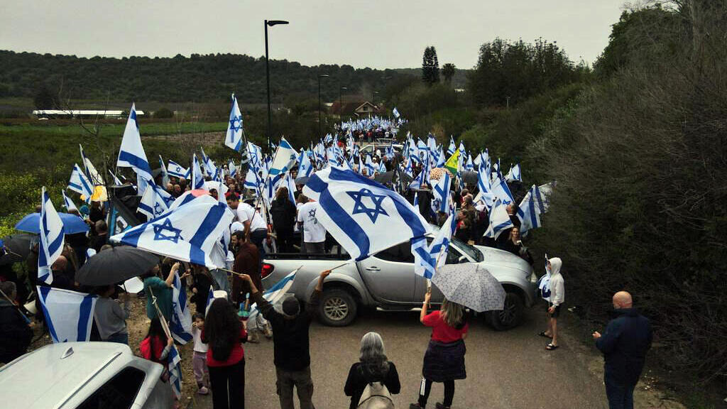 צעדה מול הבית של יואב גלנט בעמיקם לאור עקיבא במחאה על המהפכה המשפטית 