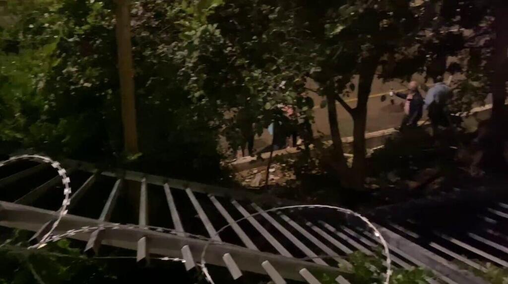 המפגינים הפילו את הגדר ביגאל אלון