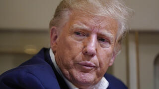 נשיא ארה"ב לשעבר דונלד טראמפ משוחח עם עיתונאים ב מטוס פרטי שלו אחרי עצרת בחירות ב טקסס