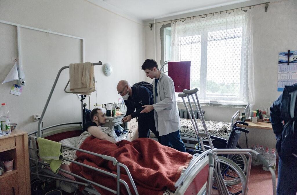 חר זהבי במתקן לטיפול בפצועי מלחמה בעיר לביב, אוקראינה