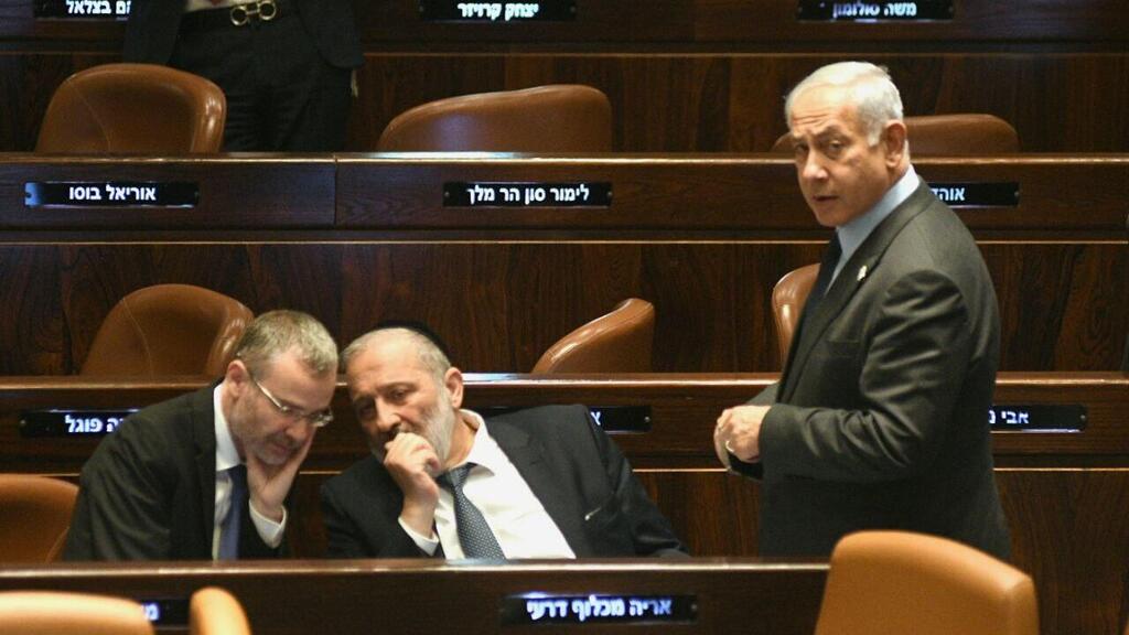 Ярив Левин, Арье Дери и Биньямин Нетаниягу в кнессете (Фото: Рафи Коц) מליאת הכנסת