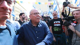 ארנון בר דוד מדבר עם מפגינים לאחר מסיבת העיתונאים