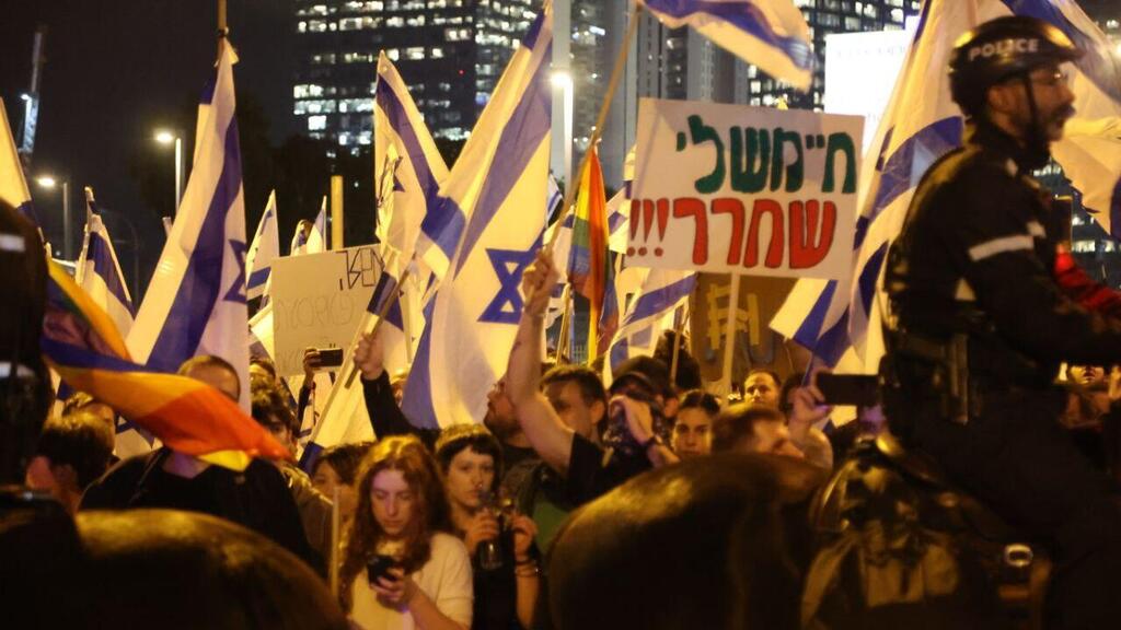 מפגינים בעד ההפיכה המשפטית בתל אביב